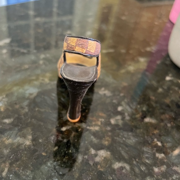 Just the Right Shoe CHECK IT OUT
#25107 - Picture 5 of 6